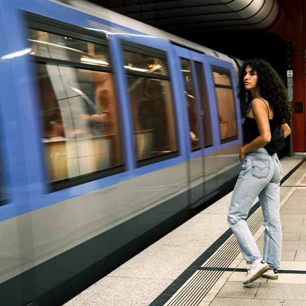 junge Frau in U-Bahn Station