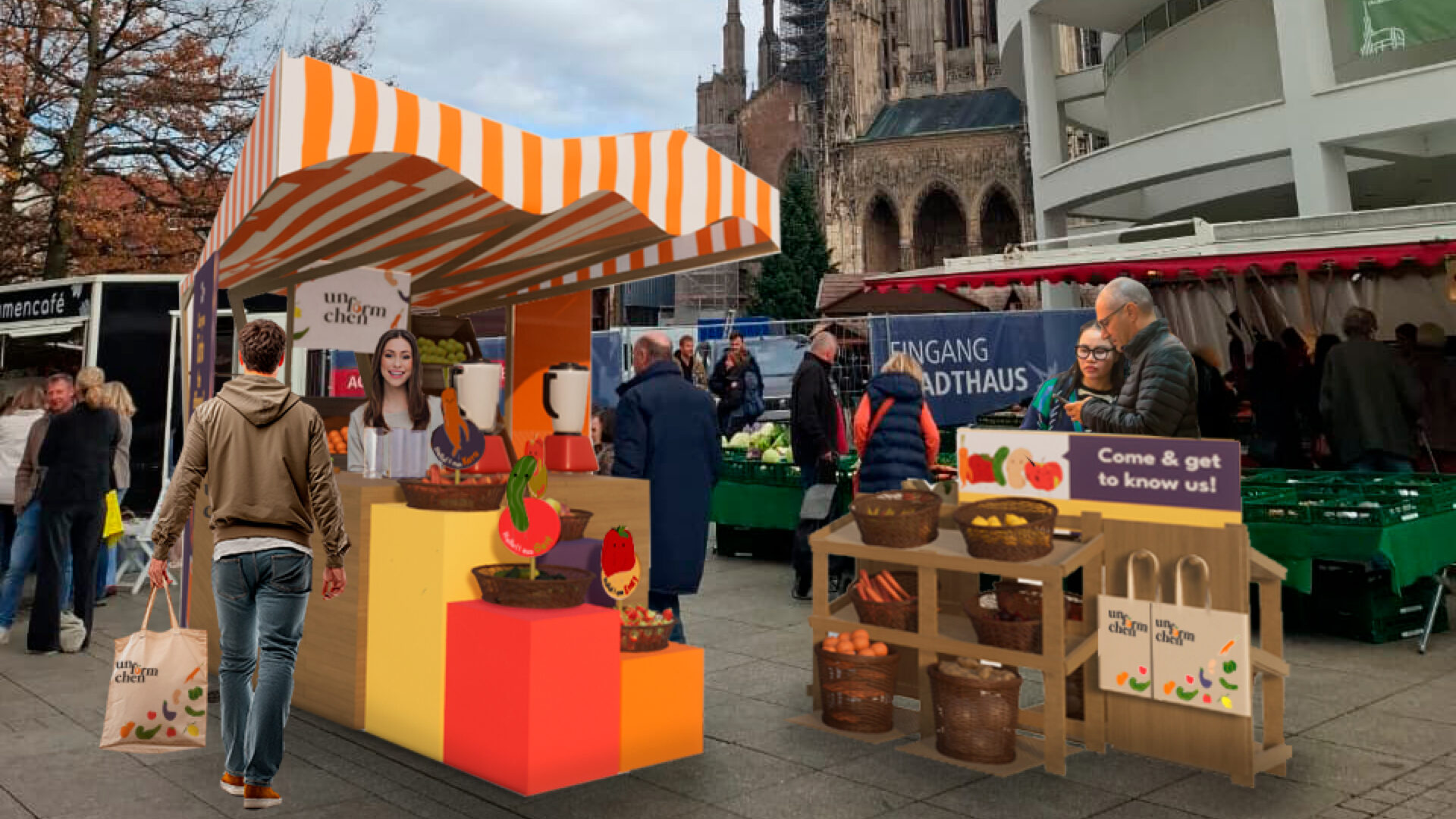 Fotomontage eines Marktstands mit orange-weißem Dach, Produktdisplays und Infotafeln; Passant:innen auf einem Wochenmarkt im Hintergrund.